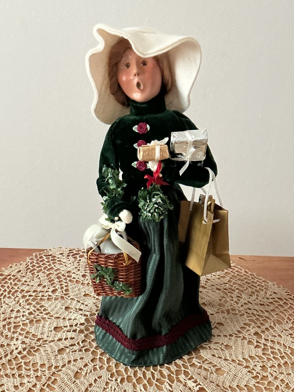 Byers Choice Victorian Shopper w/lots of Goodies